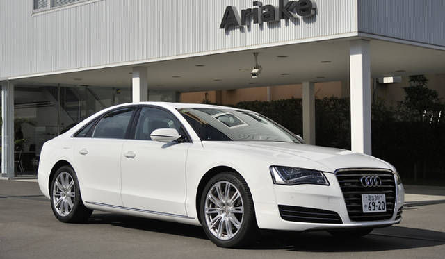 The Audi A8 tested this time is an "Audi A8 3.0 TFSI quattro," body color Ibis White, registered in January 2012