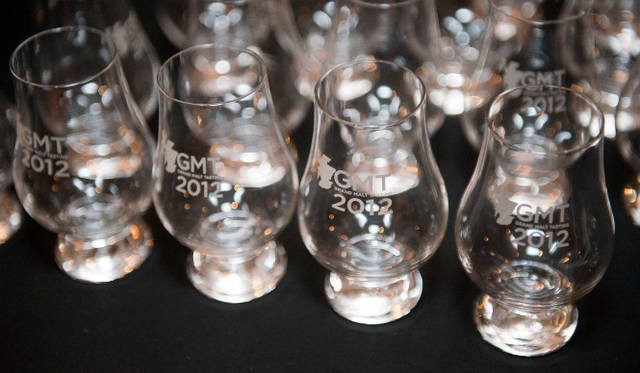 <strong>MHD Grand Malt Tasting 2012 |</strong> Attendees receive a tasting glass at the entrance. The tasting corner featured not only the flagship products of each brand but also limited editions, treasured collections, and pre-release items, delighting the approximately 300 visitors.