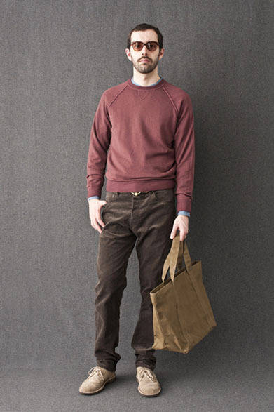 <strong>FUJITO｜フジト</strong>　2012-13年秋冬コレクション　Crew Neck Knit 2万4150円、Stand Coller Shirts 1万7850円、5P Cord Pants 1万8900円、Leather Ring Belt 1万2600円、Tote Bag-M 1万2600円