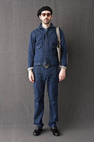 <strong>FUJITO｜フジト</strong>　2012-13年秋冬コレクション　11MJ Jacket 2万9400円、B.D Shirts 1万8900円、Fatigue Pants 1万8900円、Beret 8400円、Leather Ring Belt 1万2600円、Tote Bag-M 1万2600円