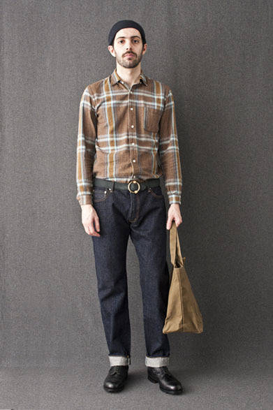 <strong>FUJITO｜フジト</strong>　2012-13年秋冬コレクション　B.D Shirts 1万8900円、Denim Jeans “Thea”2万4150円、Leather Ring Belt 1万2600円、Tote Bag-M 1万2600円