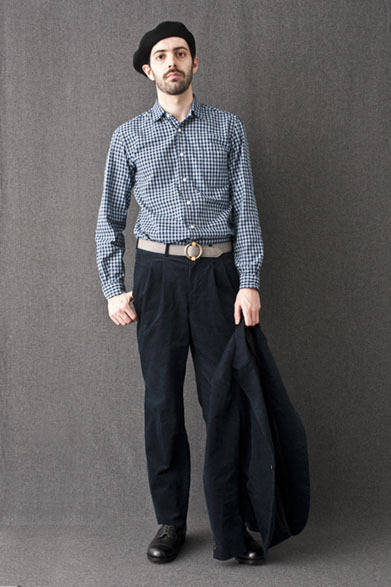 <strong>FUJITO｜フジト</strong>　2012-13年秋冬コレクション　Single 1B Jacket 3万7800円、B.D Shirts 1万8900円、Slacks Pants 2万2050円、Beret 8400円、Leather Ring Belt 1万2600円