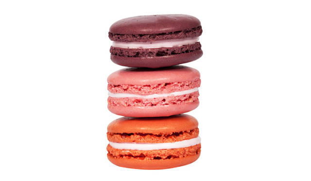 <strong>LADURÉE│ラデュレ</strong>　子どもの頃にお菓子から感じたおいしさや楽しさはずっと忘れていないという彼とのコラボレーションのために生み出された新作は、懐かしいバブルガムのフレーバーのマカロンだった