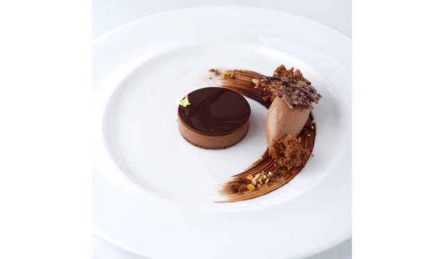 <strong>ARMANI / RISTORANTE</strong> Smooth Manjari chocolate tart with Manjari chocolate gelato (from the 'Giorgio Armani's Beloved Menu' dinner course, ¥14,000)