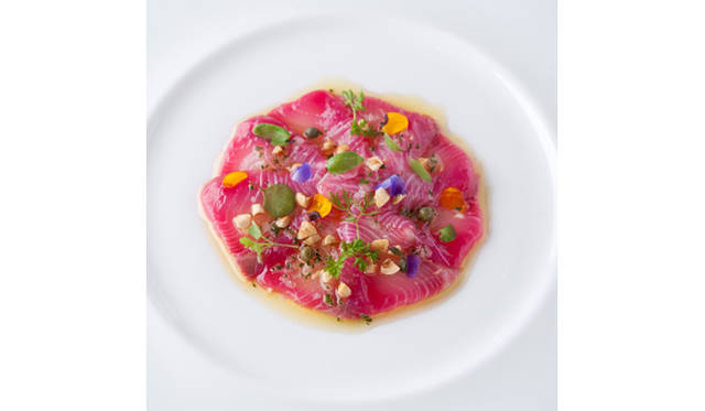 <strong>ARMANI / RISTORANTE</strong> Beet-marinated amberjack carpaccio with hazelnuts, capers, and yuzu vinaigrette (from the 'Girls' Outing!!' girls' night out lunch plan, ¥4,900)