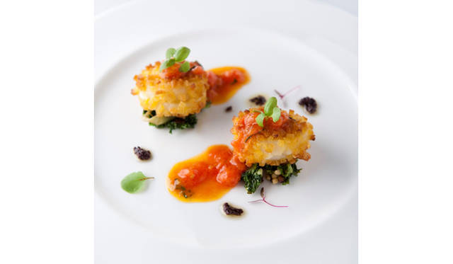 <strong>ARMANI / RISTORANTE</strong> Scallops and smoked provola cheese 'Incalotta', sautéed endive, cherry tomato sauce, with Taggiasca olive accent (from the 'ASSAGGI' lunch course, ¥3,800)