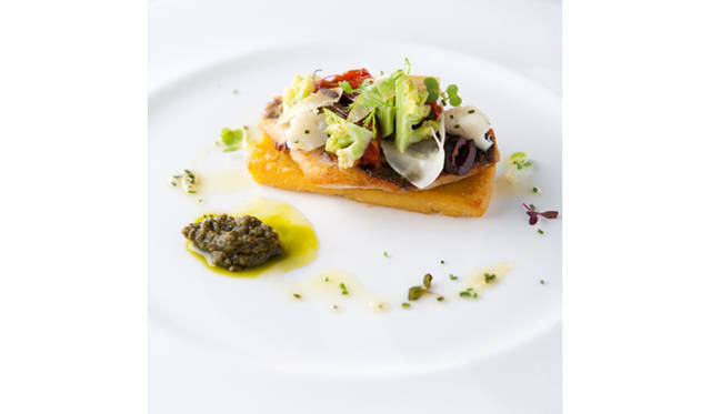 <strong>ARMANI / RISTORANTE</strong> Roasted sea bream, 'Panissa', broccoli and cauliflower salad flavored with caper paste, with raisin accent (from the 'TENTAZIONI' lunch course, ¥5,800)