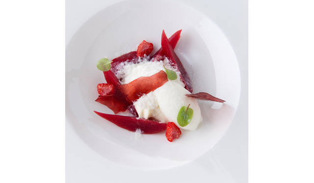 <strong>ARMANI / RISTORANTE</strong> Pear marinated in berry purée, white chocolate ganache, yogurt gelato (from the 'AUTUNNO' lunch course, ¥8,800)