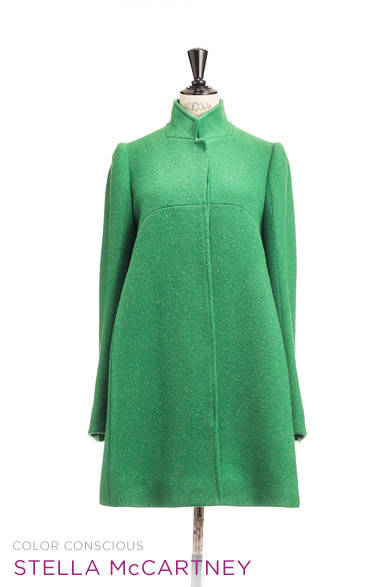 <strong>STELLA McCARTNEY｜ステラ マッカートニー</strong><br /><br />ビビッドなグリーンで着こなしに彩りとエッジを効かせるコートは、胸もとで切り替えしたふんわりとしたシルエットがさりげなく女性らしさを醸す。<br /><br />コート 18万3750円<br /><br />ステラ マッカートニー ジャパン<br />Tel. 03-3710-3102