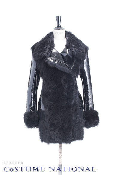 <strong>CoSTUME NATIONAL｜コスチューム ナショナル</strong><br /><br />パテントのコートに、ファーが大胆にあしらわれたボリューム感のあるコートは主役アイテム！<br /><br />コート 42万4200円<br /><br />CN ジャパン<br />Tel. 03-4335-7772