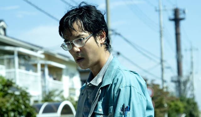 <strong>MOVIE｜『その夜の侍』</strong>　主演の中村役を演じた堺雅人は、分厚いメガネをかけ、ぼさぼさの髪に薄汚れた作業着姿の冴えない中年男性になりきり、今までにないあらたな一面を見せている　© 2012「その夜の侍」製作委員会