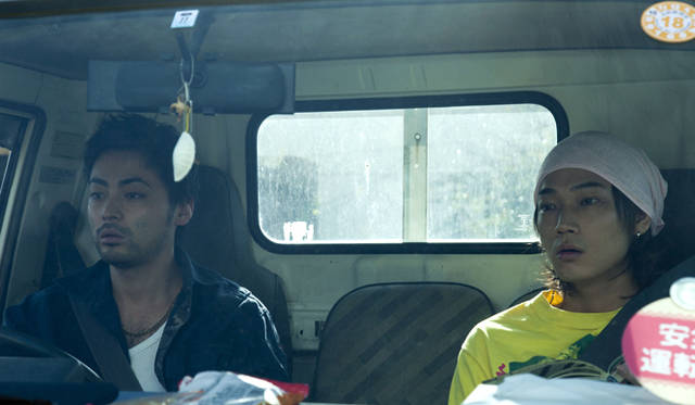 <strong>MOVIE｜『その夜の侍』</strong>　主演の堺雅人以外にも、ひき逃げ犯の木島役を演じた山田孝之をはじめ、新井浩文、田口トモロヲ、綾野剛、谷村美月、坂井真紀、安藤サクラらこだわりの俳優陣が揃った　© 2012「その夜の侍」製作委員会