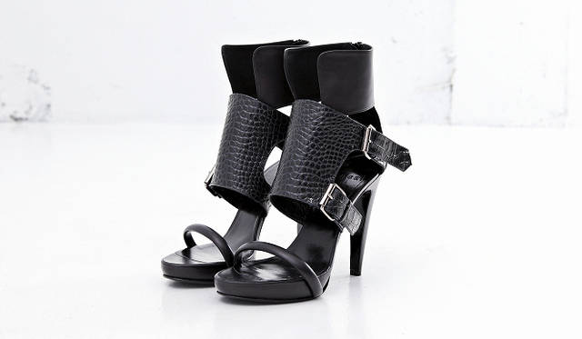 <strong>sacai｜サカイ</strong>　ブランド初のシューズコレクションが発売！　サンダル[H12cm] 8万6100円