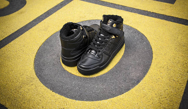 　adidas Originals for snidel　FRM MID SL（Black）1万6800円<br>問い合わせ<br />アディダスグループお客様窓口<br />0120-810-654（土日祝除く、9:30～18:00）<br />snidelルミネ新宿2店　Tel. 03-3345-5357
