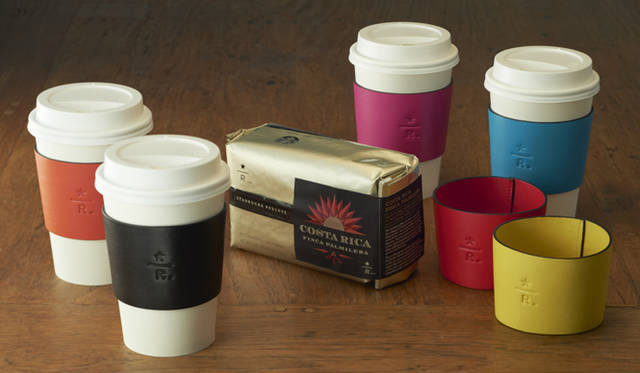 <strong>LOEWE x STARBUCKS RESERVE®</strong>　震災支援のため、ロエベとスタバが強力タッグ！　数量限定、ロエベレザーのスリーブが登場