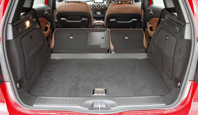 <strong>Mercedes-Benz B180 BlueEFFICIENCY｜メルセデス・ベンツ B180 ブルーエフィシェンシー</strong><br />リヤシートは左右2:1の分割可倒式で、多彩なシートアレンジにより最大積載容量は486L ～1,545ℓが確保された