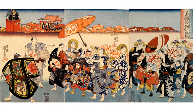 <strong>『はじまりは国芳―江戸スピリットのゆくえ』</strong>　山王祭の列にくわわった国芳一門。先頭（左端）で派手な衣装の背中を見せているのが国芳自身とされ、その後に、自らの名前が記された扇子を持った弟子たちがいなせな姿でつづく。傘や大団扇、弟子たちの浴衣の柄には、“芳”の字を桐の形にかたどった国芳一門の画印が描かれる。国芳は、侠気のある親分肌で多くの弟子に慕われたといわれ、三囲神社（東京都墨田区）に現存する、国芳の十三回忌に建立された顕彰碑には、70名を超える弟子や孫弟子の名が並ぶ。　歌川国芳（一勇斎）「勇国芳桐対模様」嘉永元年頃(C.1848)、大判三枚続、多色木版　※前期のみの展示