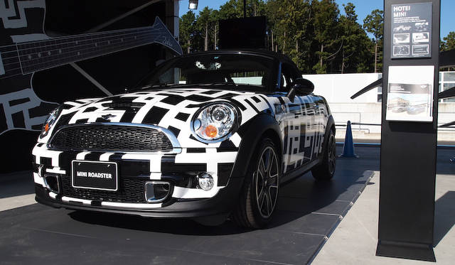 <strong>MINI Roadster "Guiterism Model"｜ミニ ロードスター「ギタリズム・モデル」</strong><br />布袋寅泰氏とのコラボモデルも展示