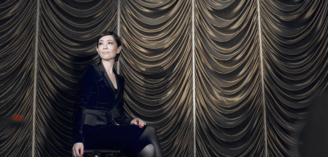 <strong>GIORGIO ARMANI｜ジョルジオ アルマーニ</strong><br />音楽から役柄が想像できることもあるし、逆に役柄のパーソナリティや身に着けるものからインスピレーションを得て、音楽が浮かんでくることもあるのだという。リボン付きジャケット 25万2000円、 パンツ 10万2900円、キャミソール 参考商品（すべてジョルジオ アルマーニ／ジョルジオ アルマーニ ジャパン Tel. 03-6274-7070）