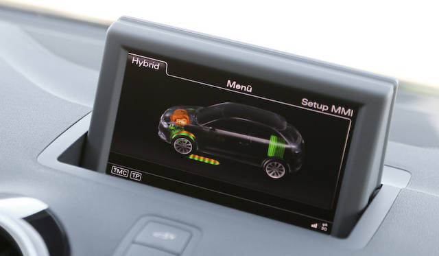 <strong>Audi A1 e-tron｜アウディ A1 eトロン</strong><br />エンジンとモーターが作動する、パラレルモード時のディスプレイ
