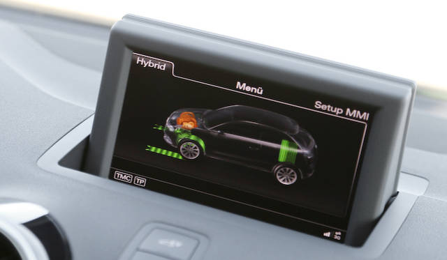 <strong>Audi A1 e-tron｜アウディ A1 eトロン</strong><br />ブレーキ回生時のディスプレイ