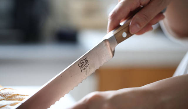 <strong>Güde｜ギューデ</strong>　ブレッドナイフ（Alpha Olive Bread Knife） 1万6800円