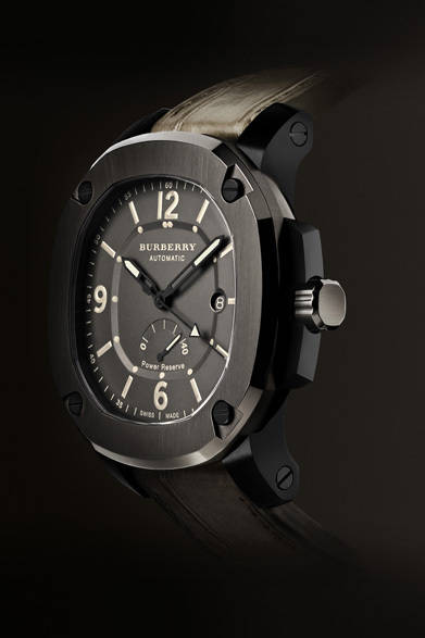 <strong>BURBERRY｜バーバリー</strong>　バーバリー初のアイコンウォッチ「THE BRITAIN」は、ブランドの象徴ともいえるトレンチコートをイメージしてデザインされた