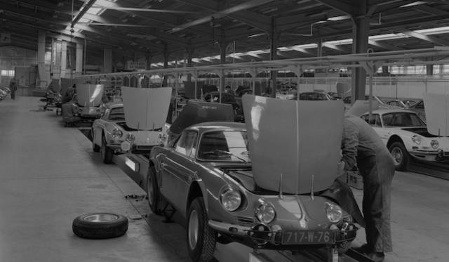 <strong>アルピーヌとケーターハムが新型車を共同開発</strong><br />1970年のディエップ工場。「A110」を生産している