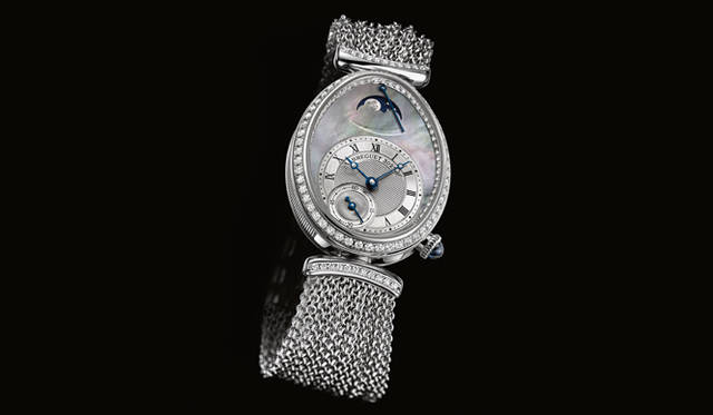 <strong>BREGUET│ブレゲ</strong><br />現代のデザインと技術を駆使し、カロリーヌ・ミュラが注文した当時の時計をイメージし再現された新作ウォッチ「クイーン・オブ・ネイプルズ 8908」。ダイヤルにはブレゲ初となるタヒチ産ブラック・マザーオブパールがあしらわれている。739万2000円