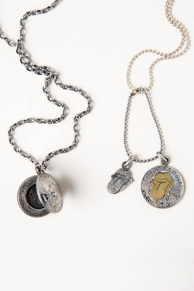 <strong>BARNEYS NEW YORK｜バーニーズ　ニューヨーク</strong>　＜メンズ＞左／ネックレス5万4600円、右／ネックレス3万4650円（フェノメノン ビヨンド ディスクリプション）