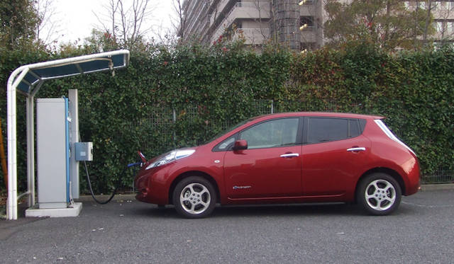 <strong>NISSAN LEAF｜日産リーフ</strong><br />こちらは民間駐車場（コインパーキング）に設置されている充電設備。1台しかないので、先客があれば待ちになる。また、ゲートで発券／精算する自走式なので、その間も駐車場代がかかってしまう