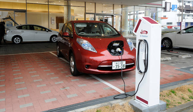 <strong>NISSAN LEAF｜日産リーフ</strong><br />プリウスPHVの販売にともない、トヨタのディーラーでも充電が可能になった。ただし、通常充電のみなので利用するシーンはそう多くはないだろう。奥に見えるのは、プリウスPHVだ