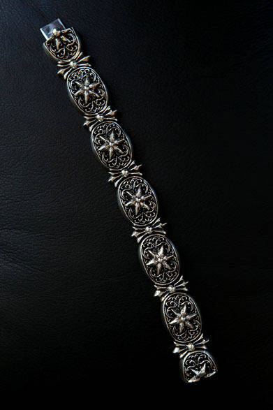 <strong>CHROME HEARTS｜クロムハーツ</strong>　オーバルスターのブレスレットは手首に添うシルエットがきれいな逸品。ブレスレット28万8750円