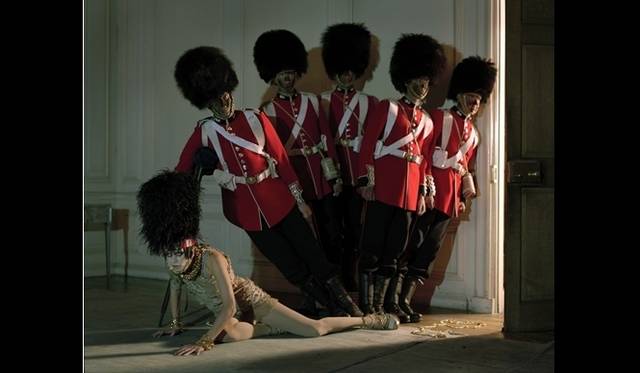 <strong>ART FILE 01｜「TIM WALKER STORY TELLER」</strong> Malgosia Bela & five guardsmen Glemham Hall, Suffolk, 2009 © Tim Walker