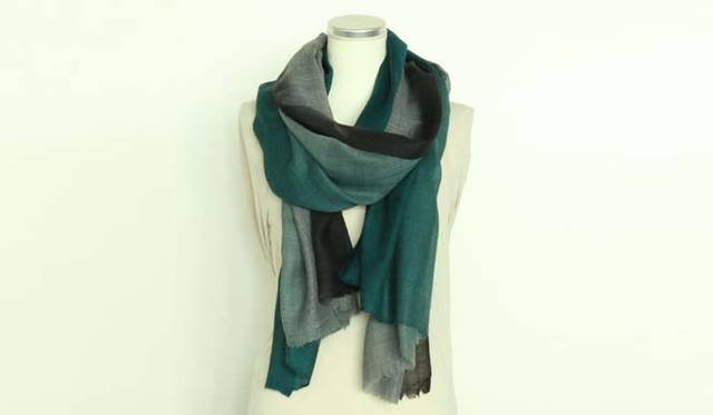 <strong>ahujasons｜オージャソン</strong>　シルクウールショール／オンブレー　BLACK／GREEN　1万2600円