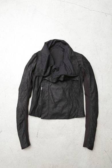 <strong>RICK OWENS│リック・オウエンス</strong><br />素材│表地：羊革　裏地：コットン、レーヨン、リブ部分はウール100%<br />サイズ│38、40、42<br />価格│26万2500円<br />