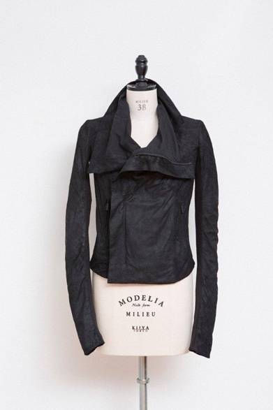 <strong>RICK OWENS│リック・オウエンス</strong><br />素材│表地：羊革　裏地：コットン、レーヨン、リブ部分はウール100%<br />サイズ│38、40、42<br />価格│26万2500円<br />