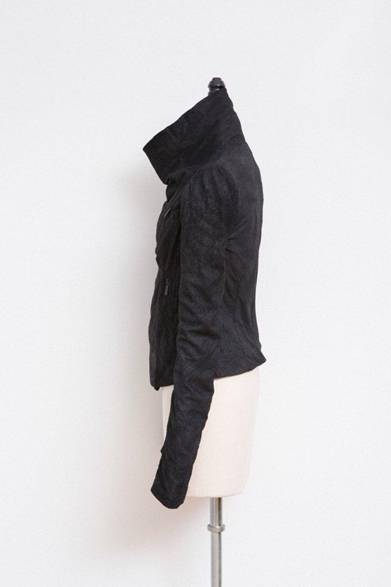 <strong>RICK OWENS│リック・オウエンス</strong><br />素材│表地：羊革　裏地：コットン、レーヨン、リブ部分はウール100%<br />サイズ│38、40、42<br />価格│26万2500円<br />