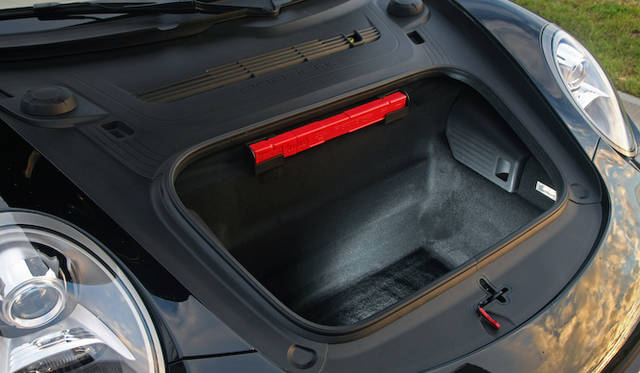 <strong>Porsche 911 Carrera 4｜ポルシェ 911 カレラ4 </strong><br />フロントのラゲッジ容量は、RRの「カレラ」が135リットルとされるのにたいして、四輪駆動の「カレラ4」では125リットルとわずかに減少 いっぽうでリヤシート部をラゲッジとした場合は、拡幅化もあり、カレラの205リットルにたいしてカレラ4は260リットルだ