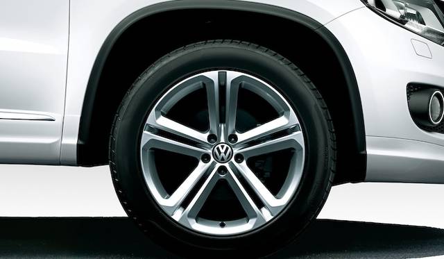 <strong>Volkswagen Tiguan TSI BlueMotion Technology R-Line Package│<br />フォルクスワーゲン ティグアン TSIブルーモーションテクノロジー Rラインパッケージ</strong><br />「R-Line Package」専用18インチアルミニウムホイール