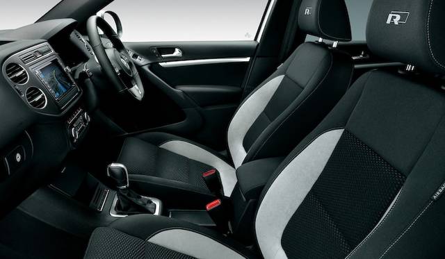 <strong>Volkswagen Tiguan TSI BlueMotion Technology R-Line Package│<br />フォルクスワーゲン ティグアン TSIブルーモーションテクノロジー Rラインパッケージ</strong><br />「R-Line Package」専用ファブリックシートには「R」のロゴがはいる