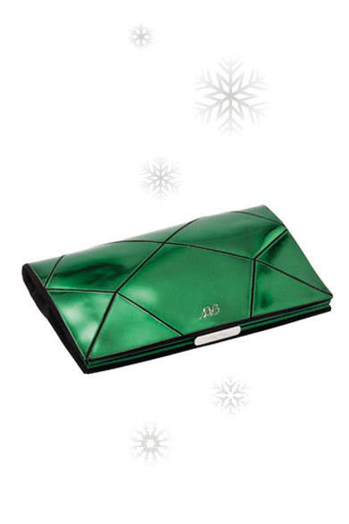 Roger Vivier｜ロジェ ヴィヴィエ<br /><br />今年ひとつは手に入れたいクラッチバッグ。華やかなメタリックカラーは、デイリーにもパーティにも活躍することまちがいなし。<br /><br />バッグ [W35×H20×D4cm]<br />28万6650円<br /><strong></strong><br />ロジェ ヴィヴィエ 阪急うめだ本店<br />Tel. 06-6361-1381（代表）<br />http://www.rogervivier.com/