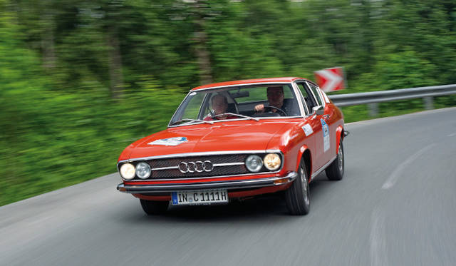 <strong>Audi 100 Coupe S｜アウディ 100 クーペ S</strong><br />現在の「A6」の前身ともいうべき「Audi 100」は1968年デビュー 写真は1970年に登場した「クーペ S」 このフロントはエッガーによれば現在のシングルフレームグリルの先祖だ