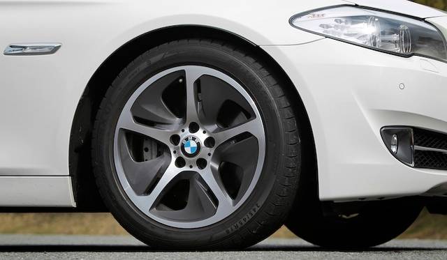 <strong>BMW ActiveHybrid 5｜ビー・エム・ダブリュー アクティブハイブリッド 5</strong><br />専用デザインの18インチアルミニウムホイールは回転方向が定められている