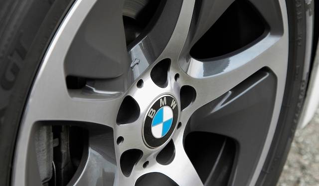 <strong>BMW ActiveHybrid 5｜ビー・エム・ダブリュー アクティブハイブリッド 5</strong><br />専用デザインの18インチアルミニウムホイールは回転方向が定められている