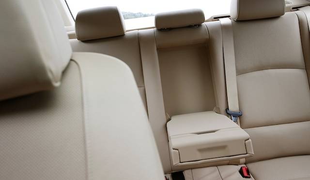 <strong>BMW ActiveHybrid 5｜ビー・エム・ダブリュー アクティブハイブリッド 5</strong><br />背後にバッテリーボックスを備える都合上、トランクスルーは採用されていない