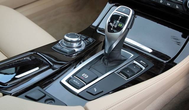 <strong>BMW ActiveHybrid 5｜ビー・エム・ダブリュー アクティブハイブリッド 5</strong><br />トランスミッションは8段AT