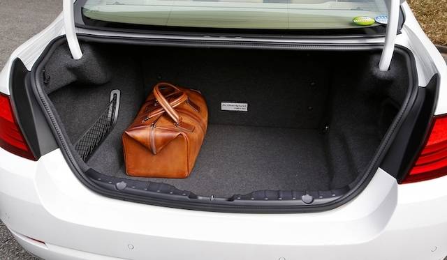 <strong>BMW ActiveHybrid 5｜ビー・エム・ダブリュー アクティブハイブリッド 5</strong><br />トランク容量は375リットルを確保するするが、バッテリーユニットが直立しているためトランクスルーは実装されない
