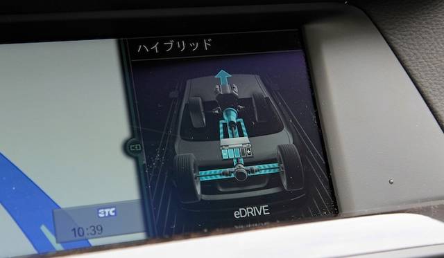 <strong>BMW ActiveHybrid 5｜ビー・エム・ダブリュー アクティブハイブリッド 5</strong><br />バッテリーを使用した走行中の表示