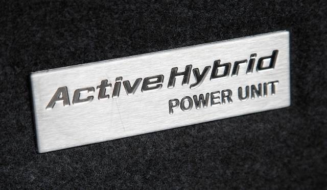 <strong>BMW ActiveHybrid 5｜ビー・エム・ダブリュー アクティブハイブリッド 5</strong><br />トランクルームの後席の背面にあたる壁面のバッヂ